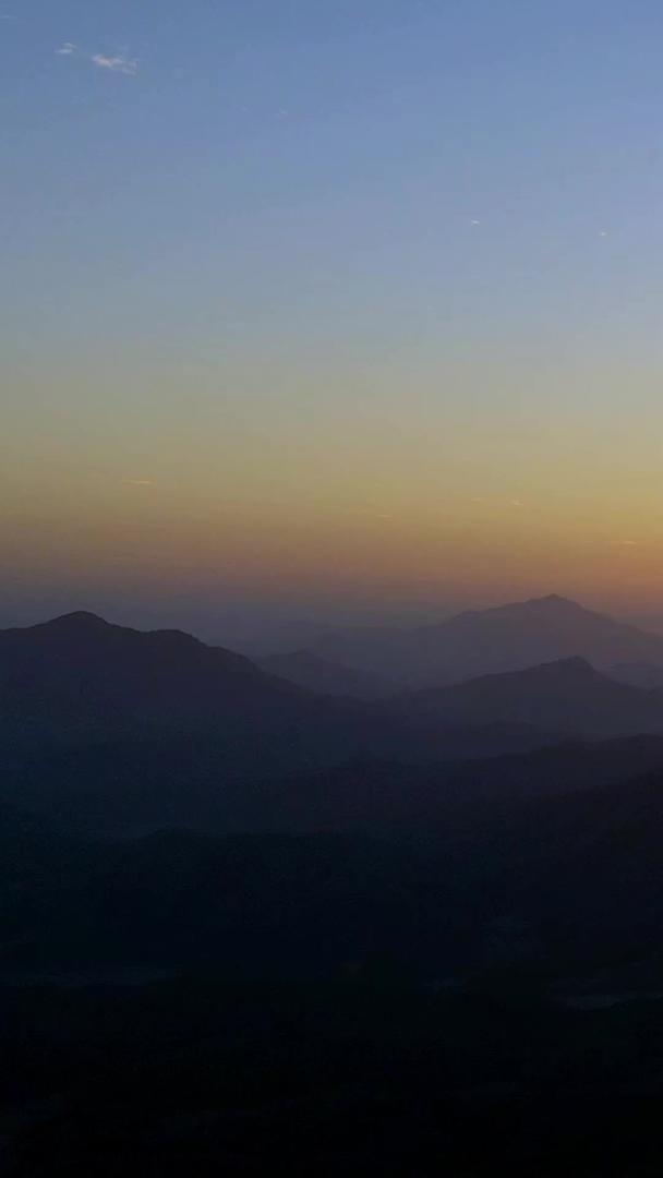 日落晚霞的中国山脉视频的预览图