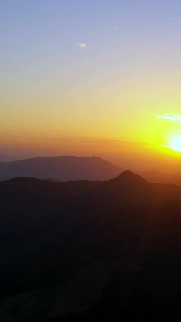 日落晚霞的中国山脉视频的预览图