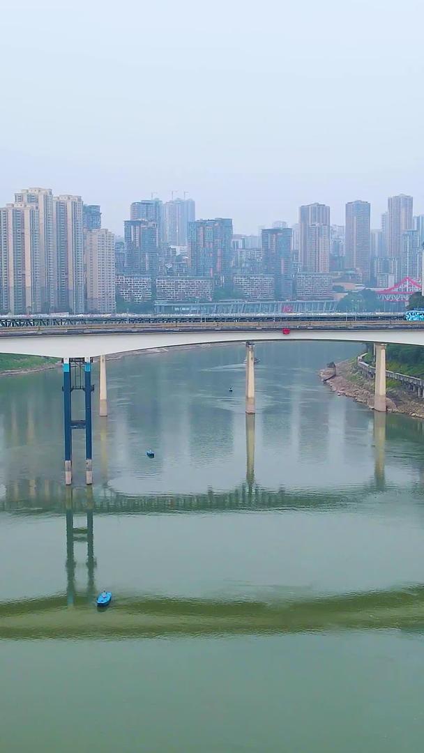重庆渝澳嘉陵江大桥轻轨城市交通视频的预览图