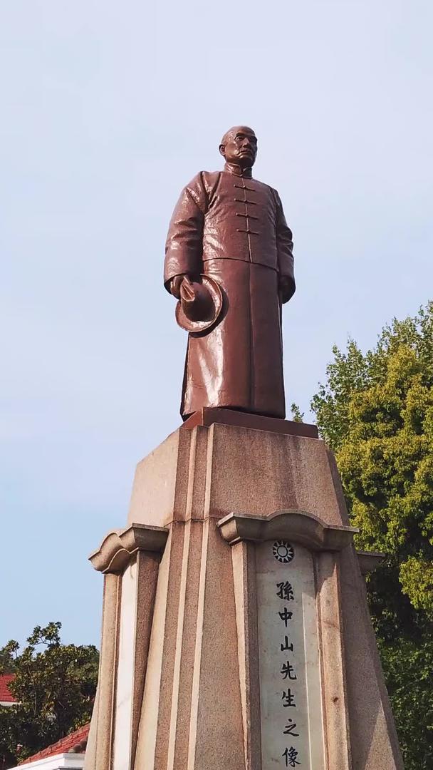 武汉红色旅游地标孙中山先生铜像延时摄影视频的预览图
