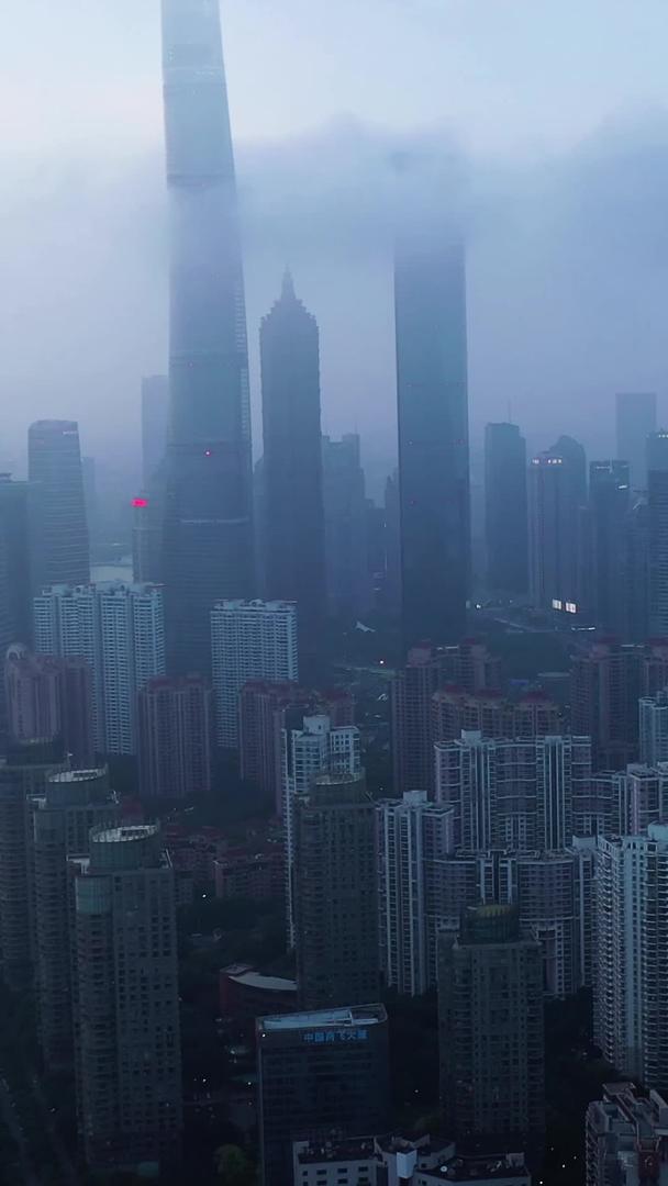 上海在云海下航拍视频的预览图