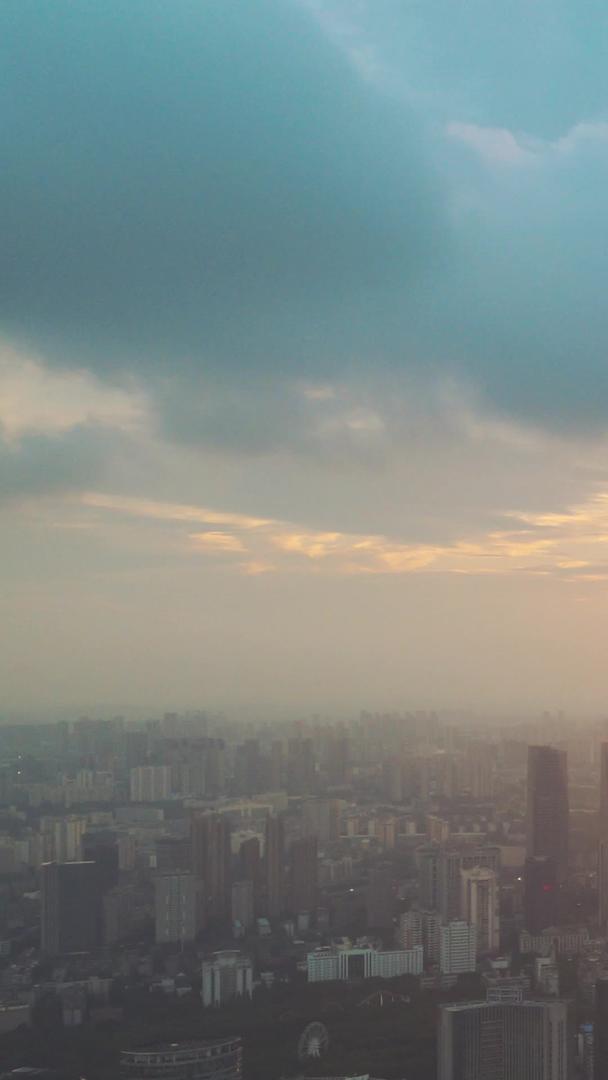 延迟摄影风景城市夕阳夕阳金色余晖天空流动云城市高空航拍素材视频的预览图