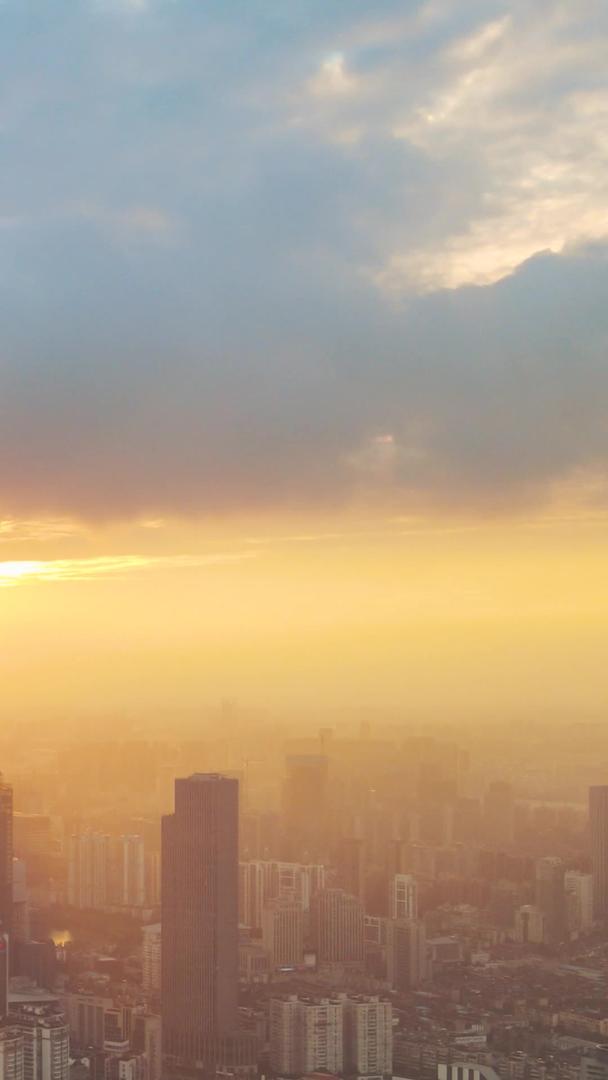 延迟摄影风景城市夕阳夕阳金色余晖天空流动云城市高空航拍素材视频的预览图