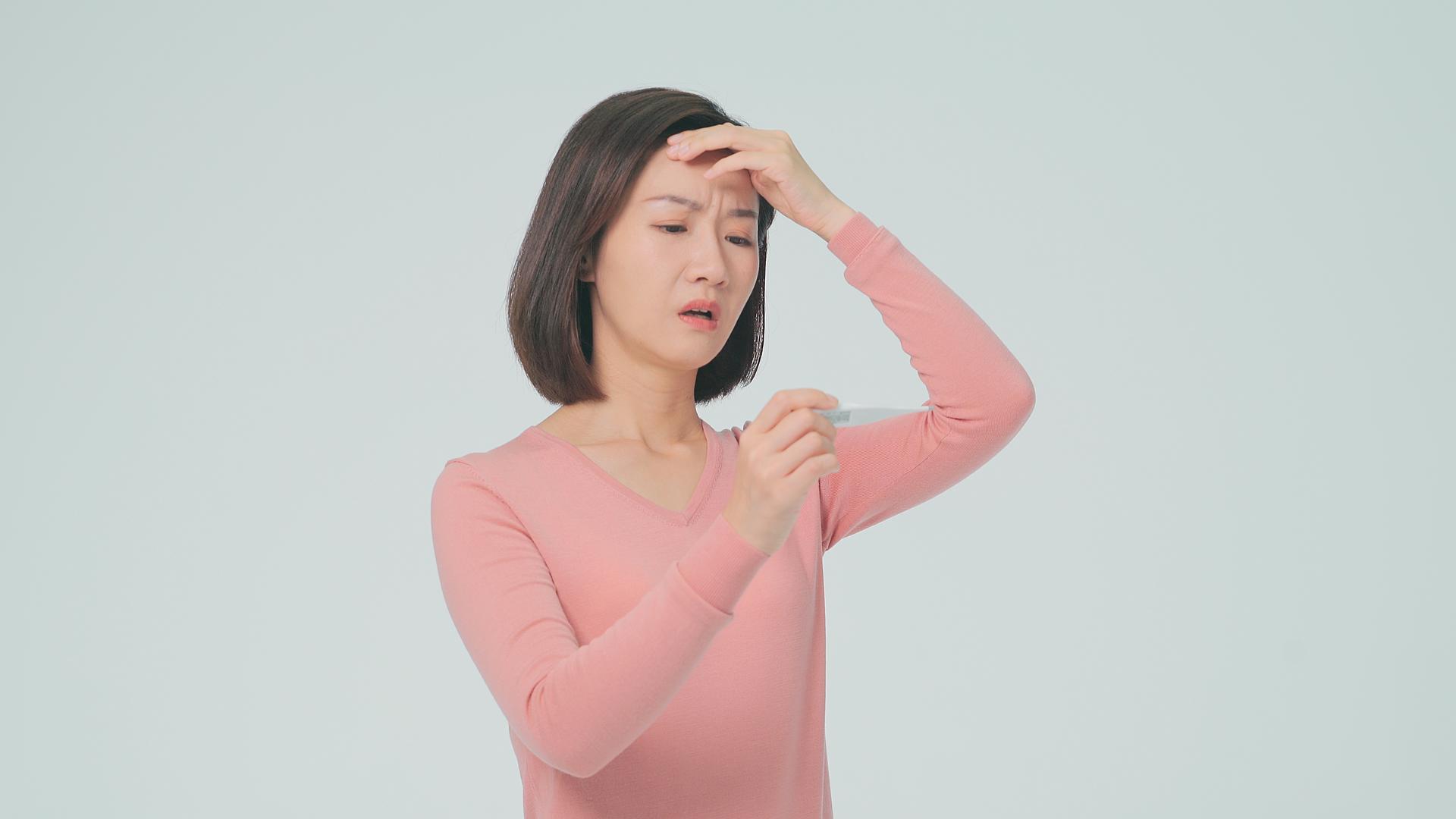 4K女性头疼发烧量体温视频的预览图