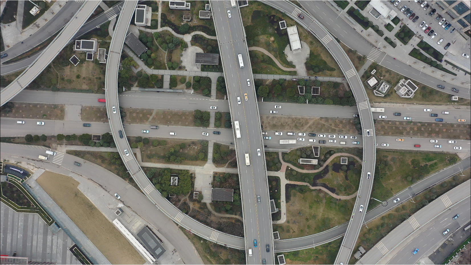 俯拍城市立交桥繁忙交通4K视频视频的预览图