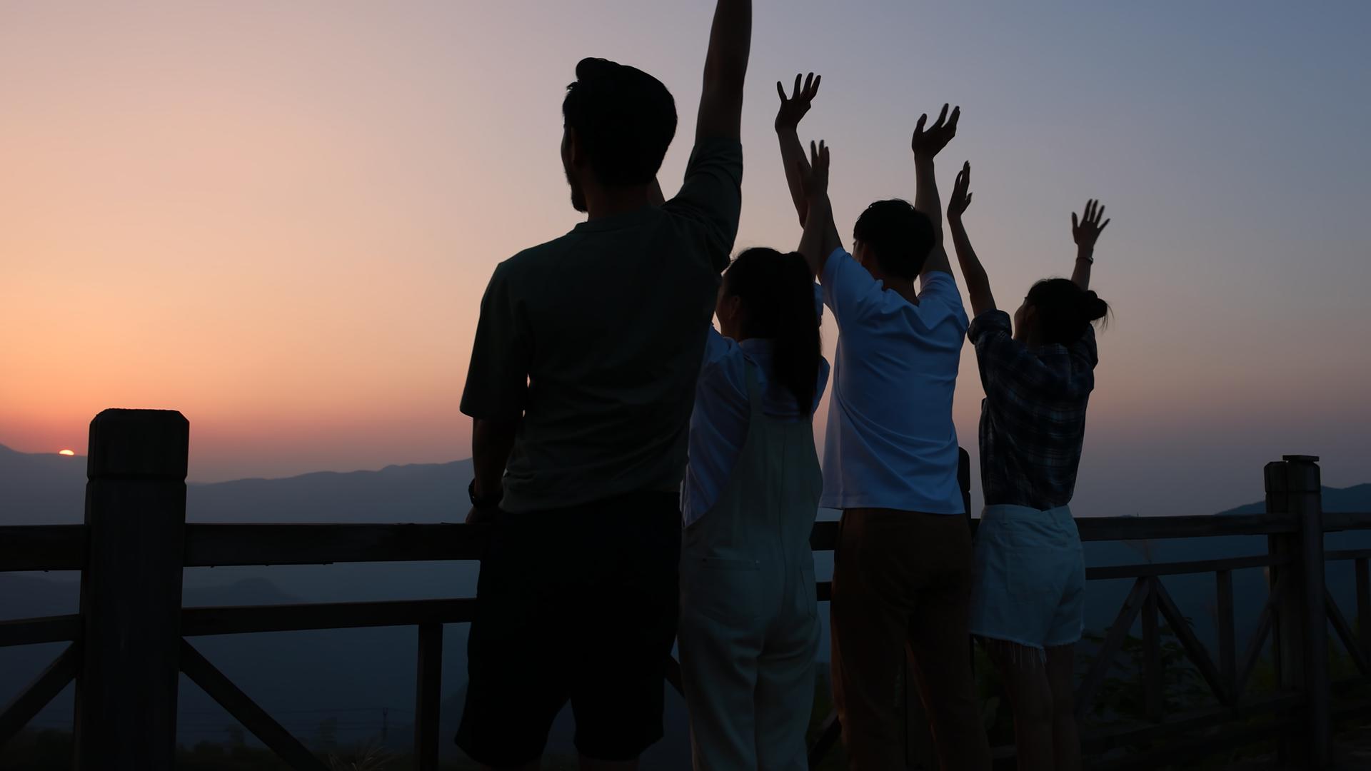 活力青年山顶夕阳下开心欢呼挥手视频的预览图