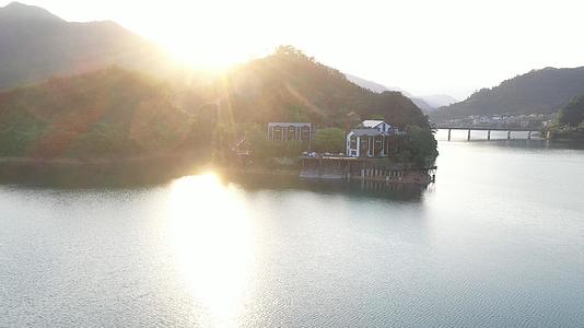 逆光千岛湖上民宿视频的预览图