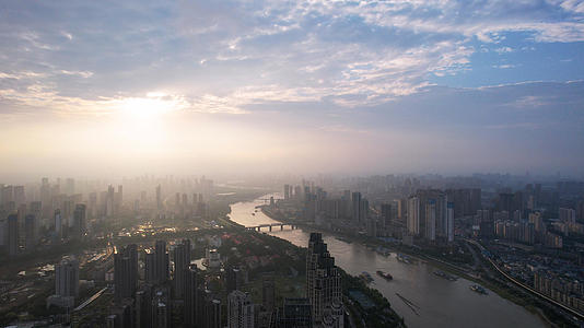 航拍城市蓝天白云晴朗天空落日阳光江景天际线高楼街景4k素材视频的预览图