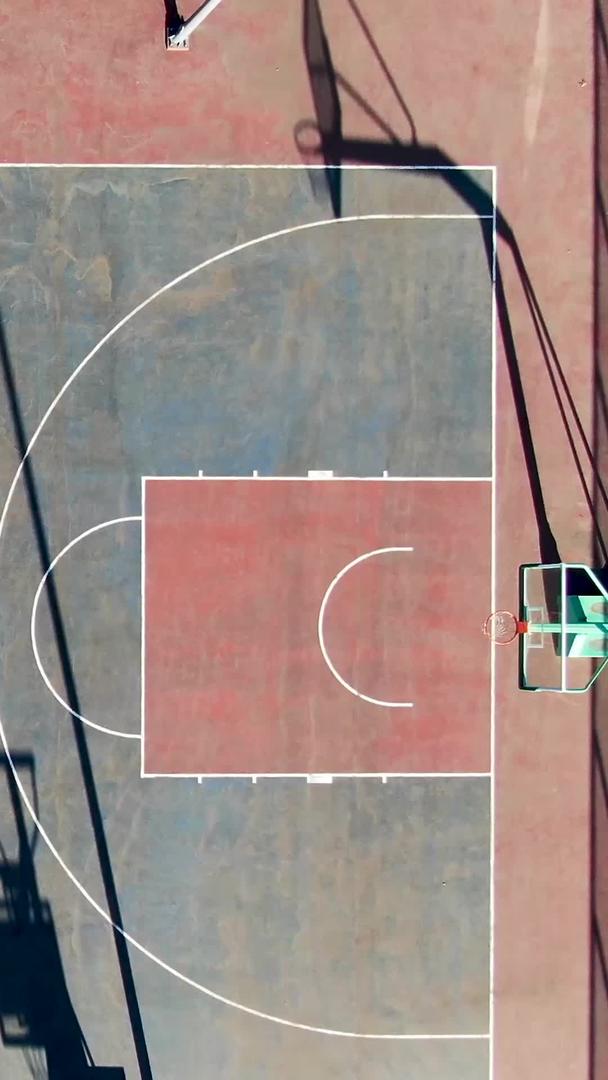 从空中俯瞰篮球场视频的预览图