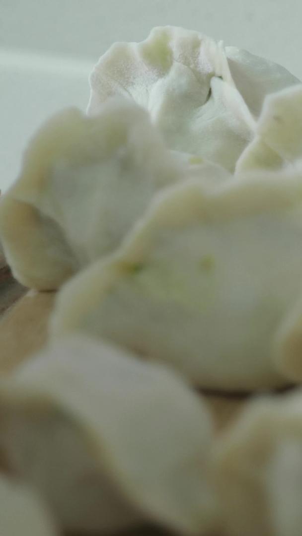 包好的饺子放在盖帘上视频的预览图
