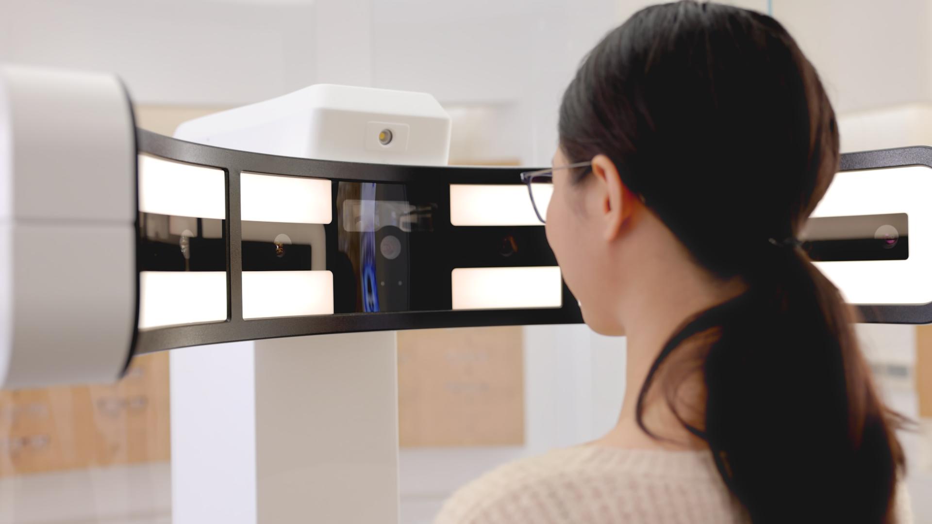 验光机器前检查视力的年轻女性背影视频的预览图