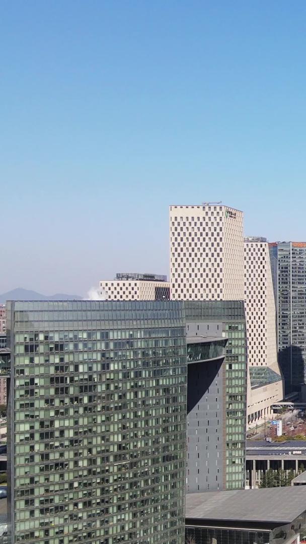 杭州CBD钱江世纪广场航拍来福士穿梭高楼视频的预览图