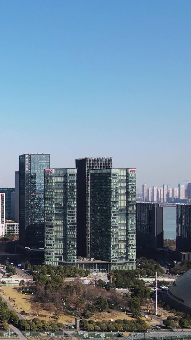 杭州CBD钱江世纪广场航拍来福士穿梭高楼视频的预览图