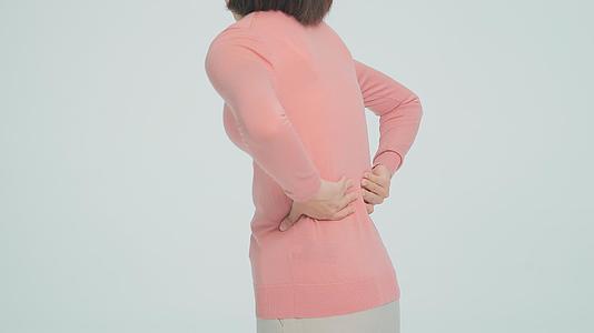 4K女性腰疼视频的预览图