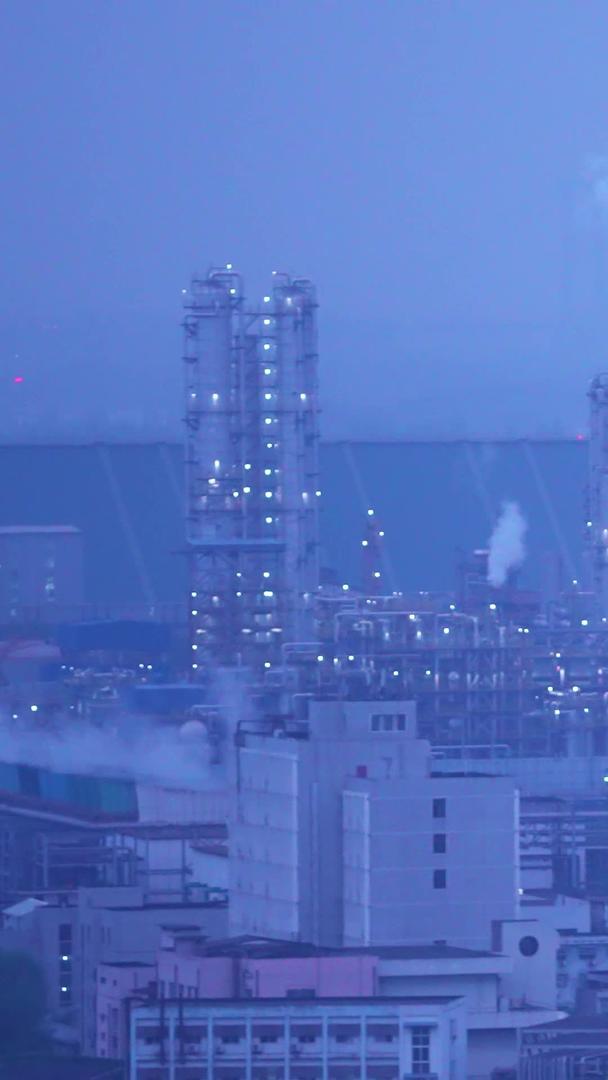 城市石化工厂制造烟囱设备夜景材料视频的预览图