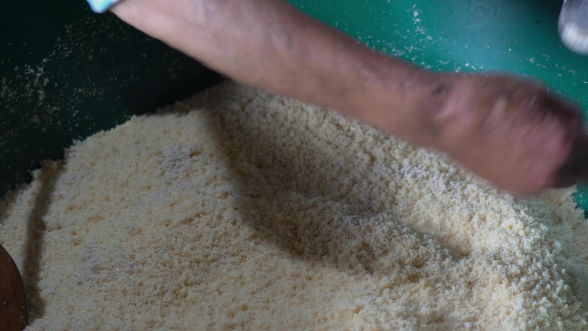 4K农村制作玉米酒放酵母搅拌视频视频的预览图