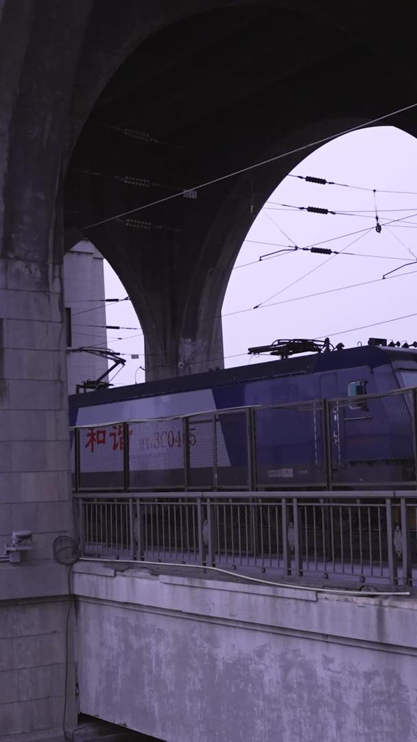 材料慢镜头升级拍摄铁路绿皮火车交通物流货运视频的预览图