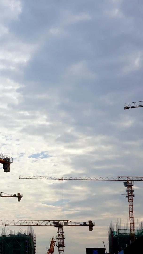 实拍城市建筑工地吊塔工作延时摄影视频的预览图