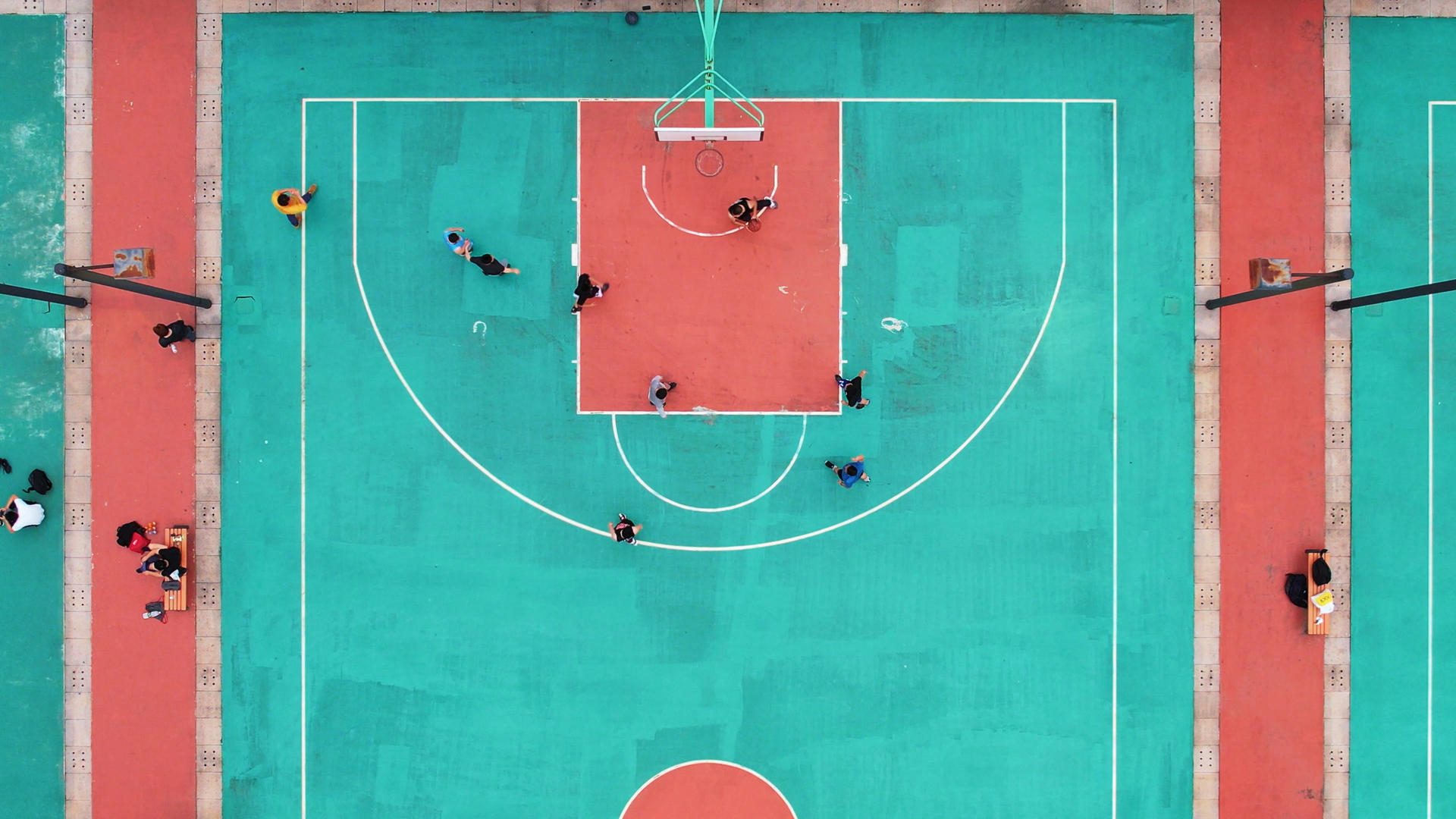 航拍城市校园篮球场比赛运动健身4k素材视频的预览图