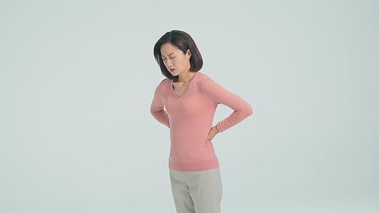 4K女性腰酸背痛视频的预览图