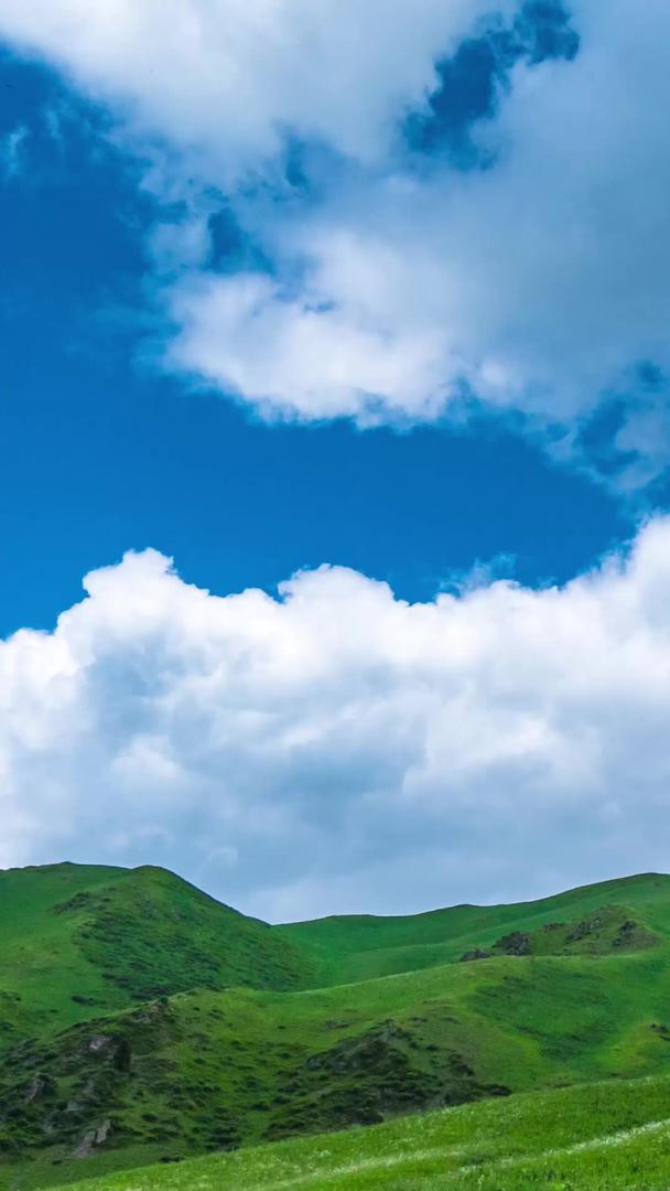 蓝天白云的山脉草原视频的预览图