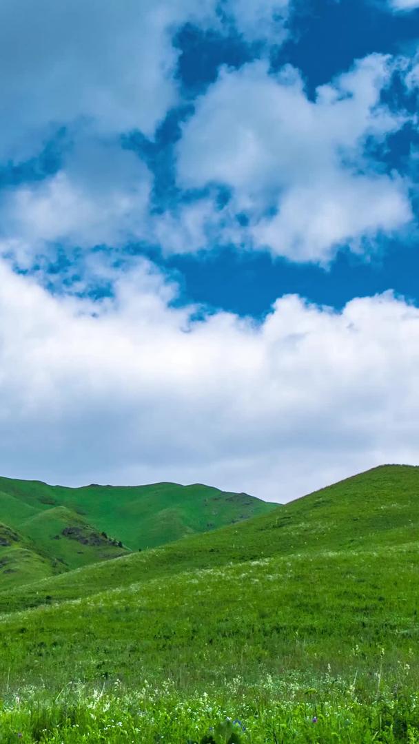 蓝天白云的山脉草原视频的预览图