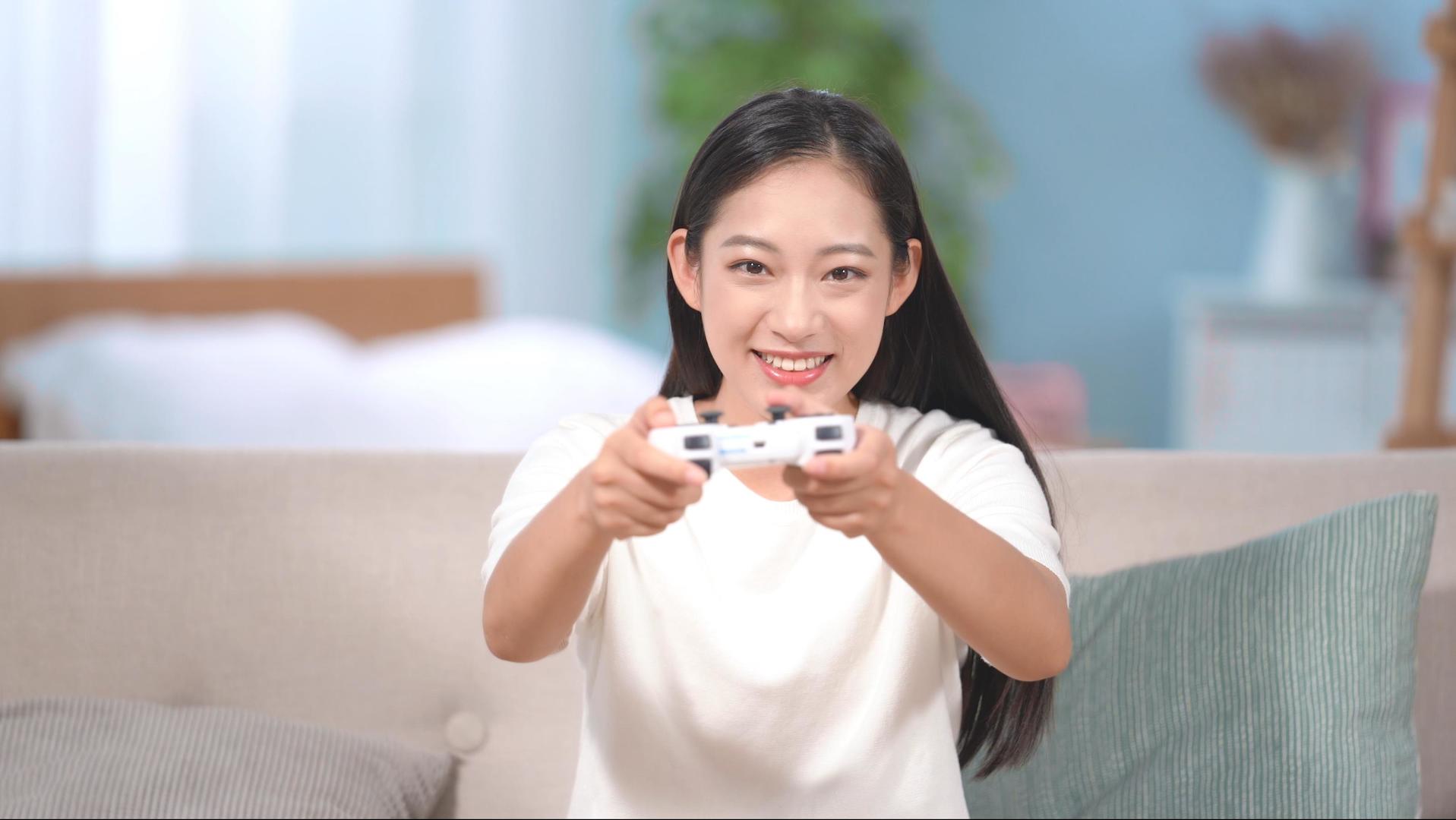 4k居家女性在家打电子游戏视频的预览图