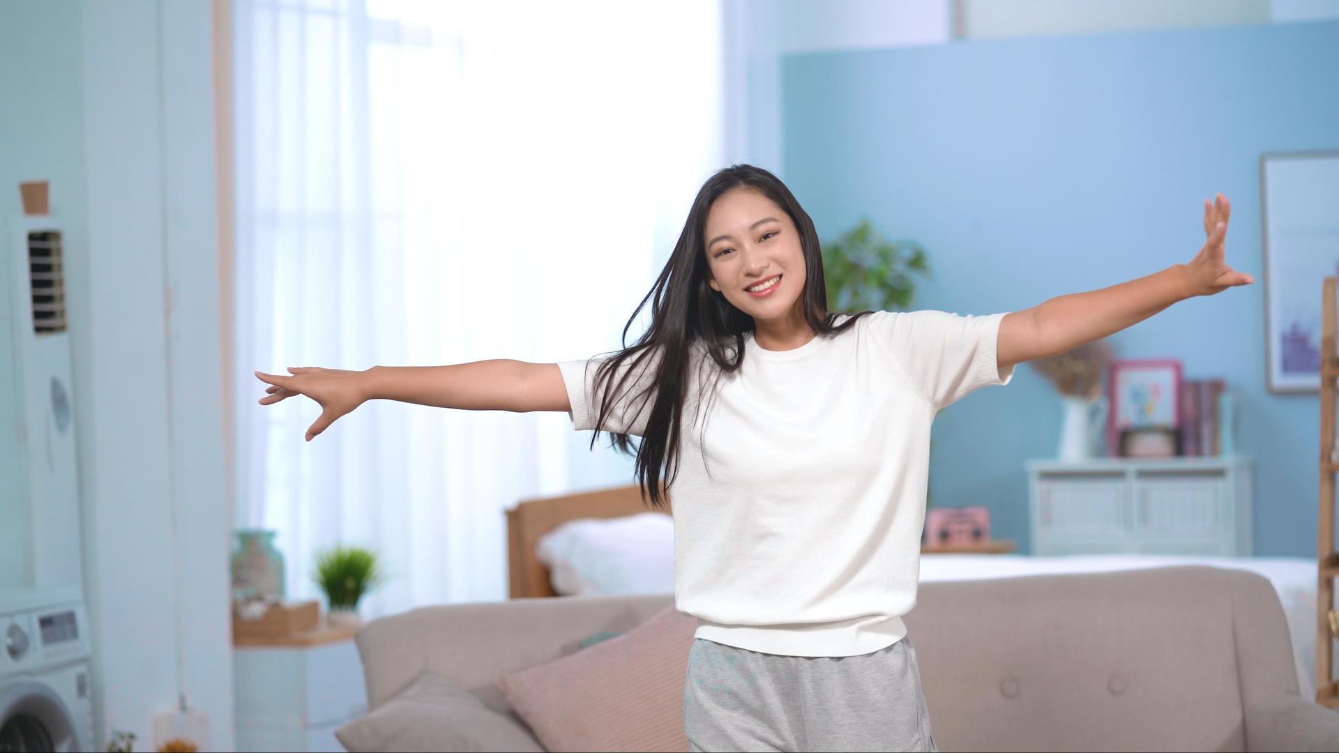 4k居家女性在家开心的独自跳舞视频的预览图