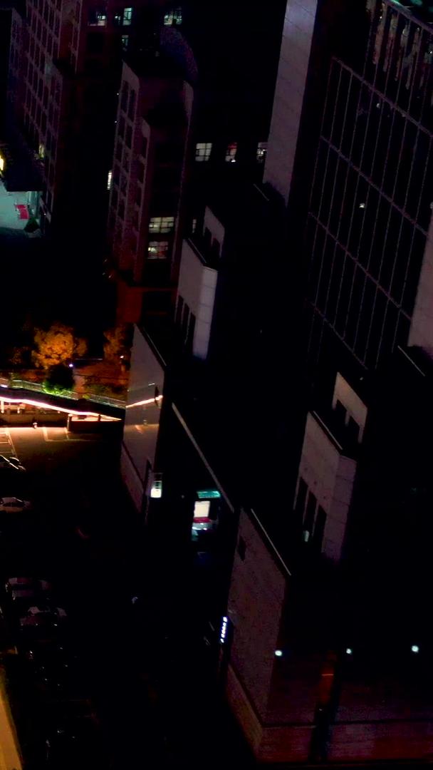 武汉大道交通在夜间航拍视频的预览图