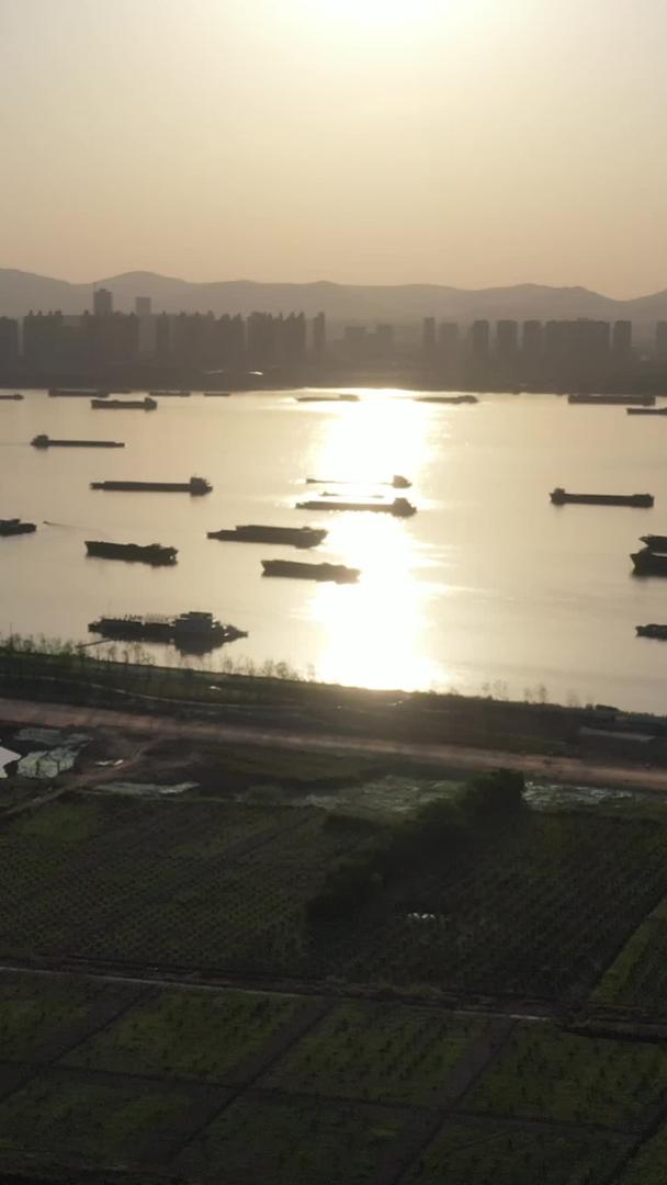 南京高清滨江风光带夕阳航拍城市建筑群视频的预览图