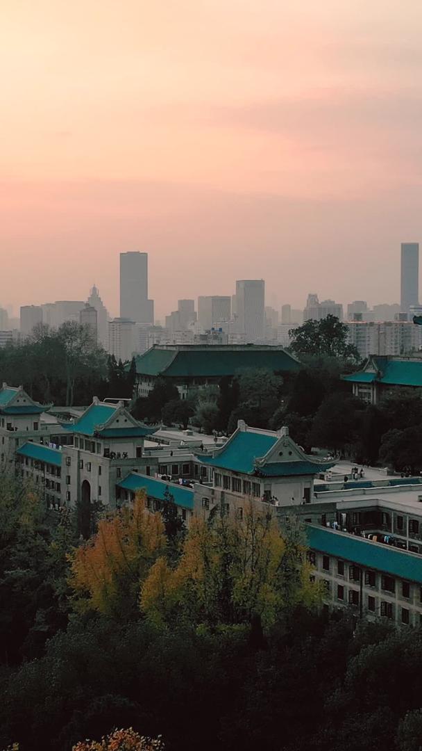 武汉大学教学楼古建筑群在晚霞天气下航拍视频的预览图