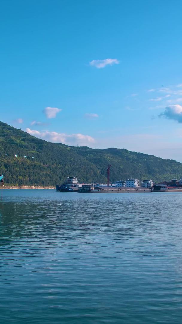 长江船码头在蓝天白云下延迟视频的预览图