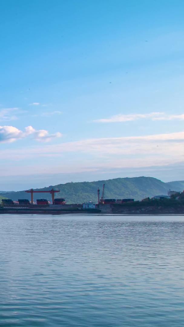 长江船码头在蓝天白云下延迟视频的预览图