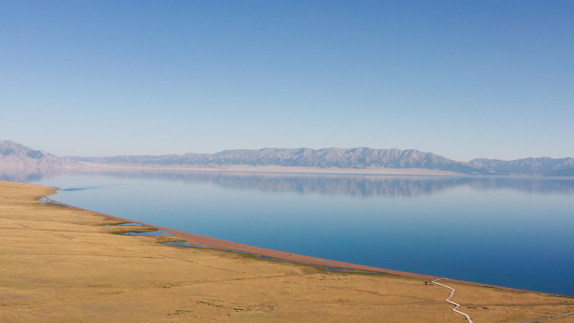 4K航拍新疆风光旅游湖泊山川视频的预览图
