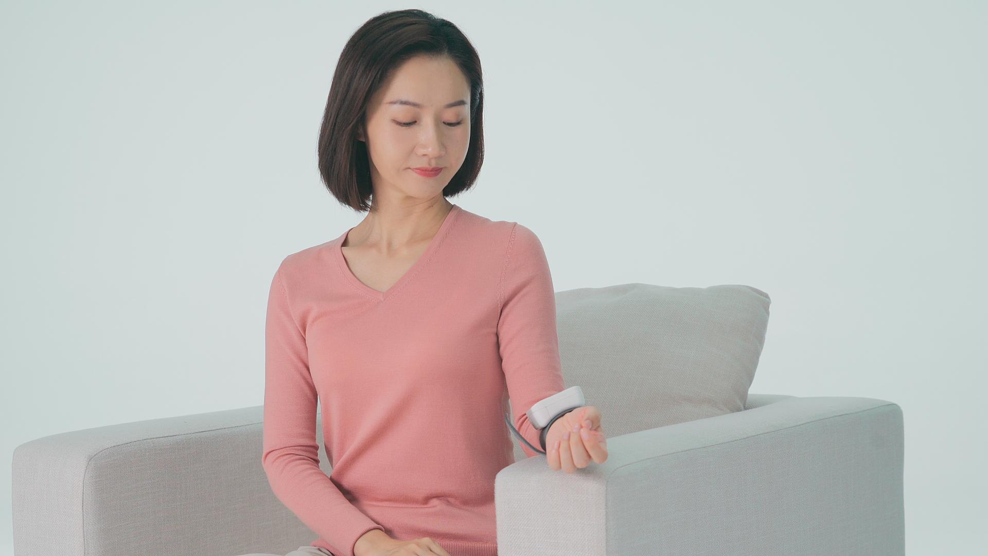 4K女性使用血压仪测量血压视频的预览图