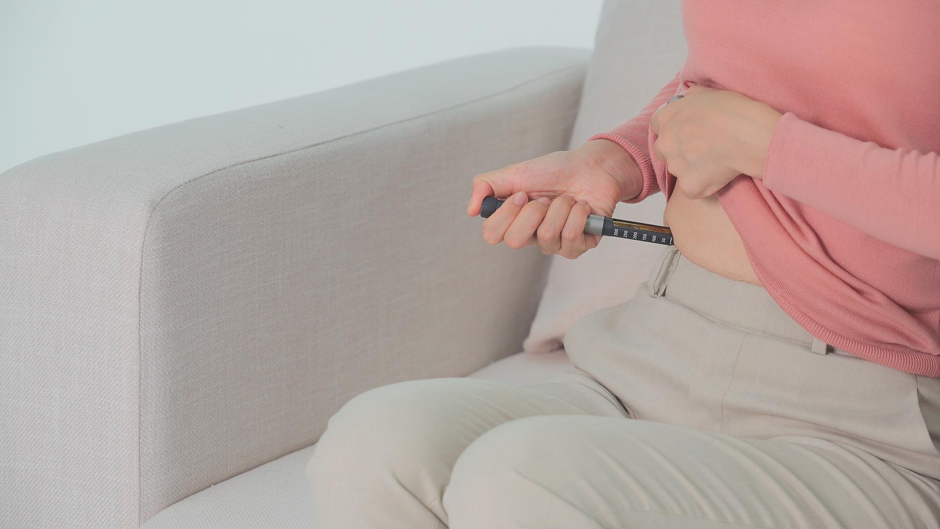 4K女性糖尿病患者注射胰岛素视频的预览图