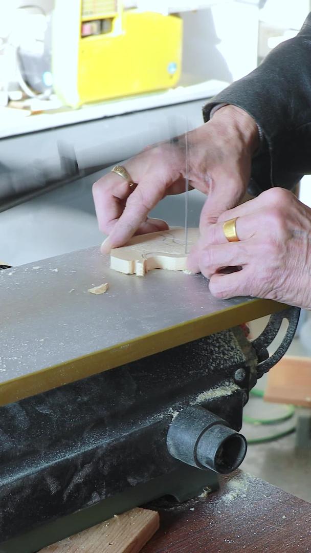多角度拍摄木工师傅操作切割机工作材料集合视频的预览图