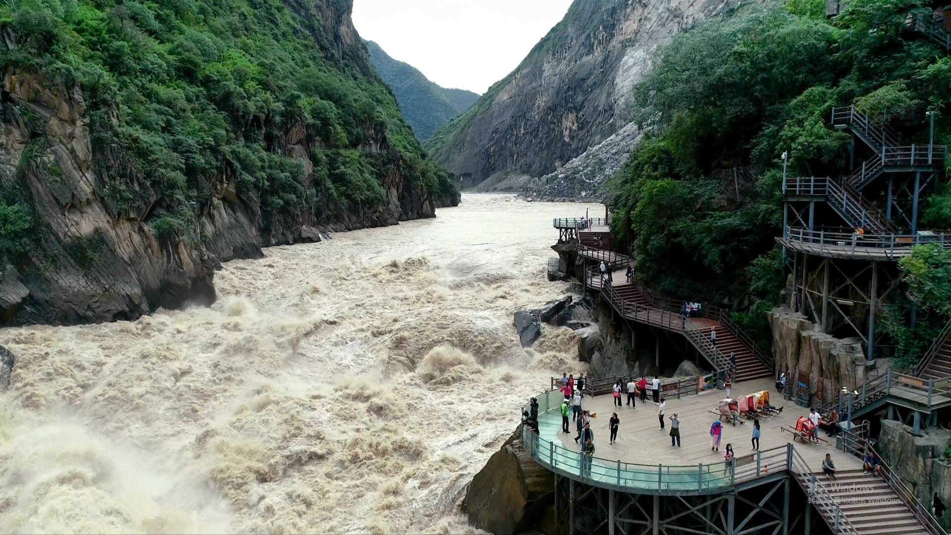 云南香格里拉虎跳峡景区航拍4k视频的预览图