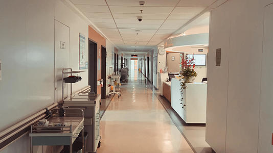 4k实拍医院住院部走廊视频的预览图