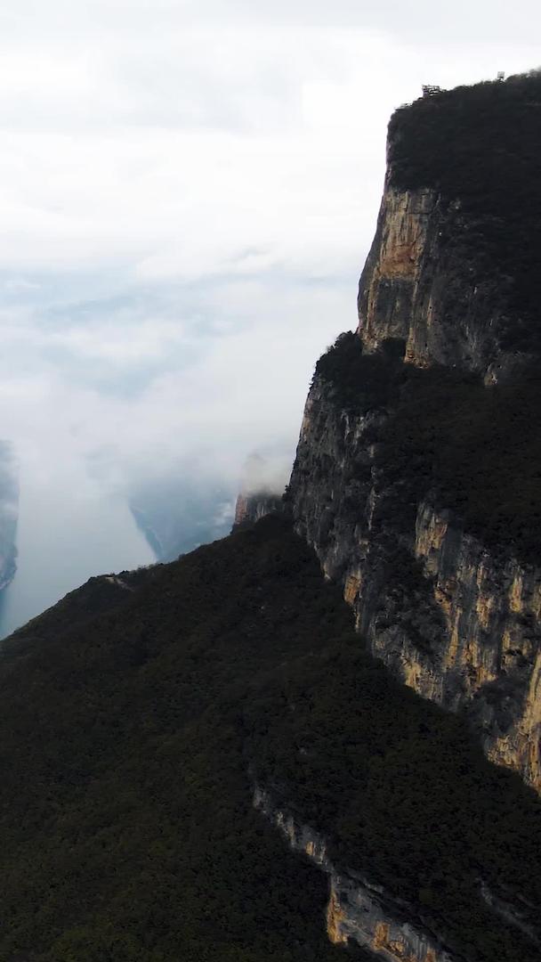 长江三峡航拍顶云雾缭绕视频的预览图