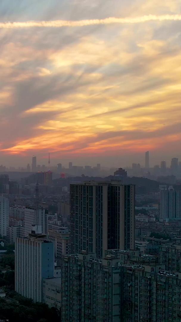 都市风光火烧云下视频的预览图