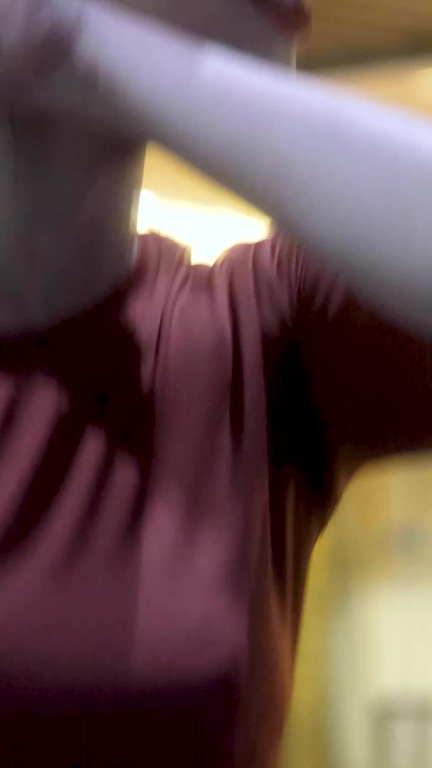 实拍运动健身跑步擦汗的女孩视频的预览图