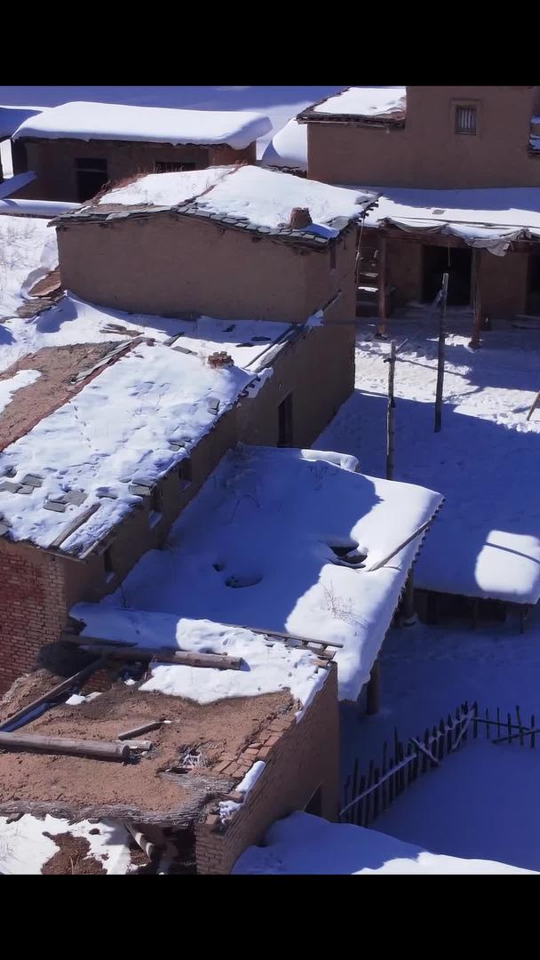 新疆雪坑里的老房子航拍视频的预览图