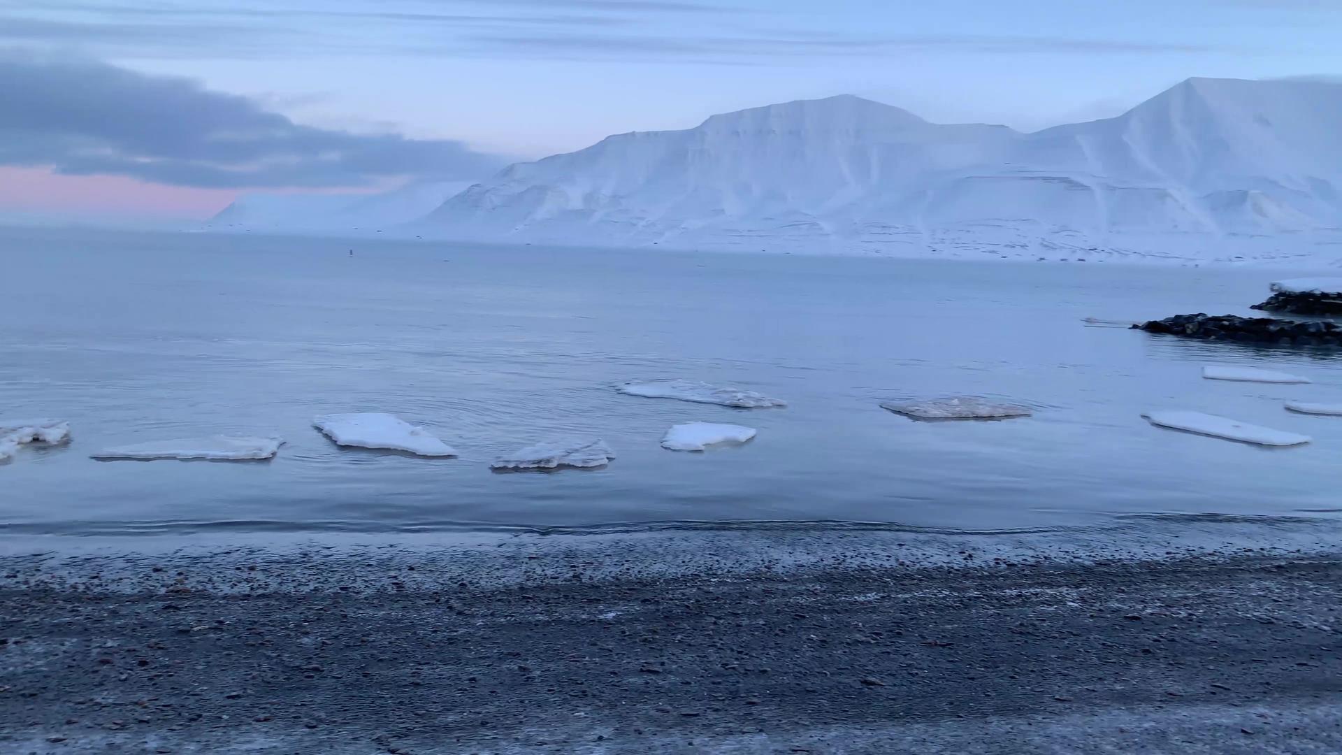 北极壮观的雪山与北冰洋视频的预览图