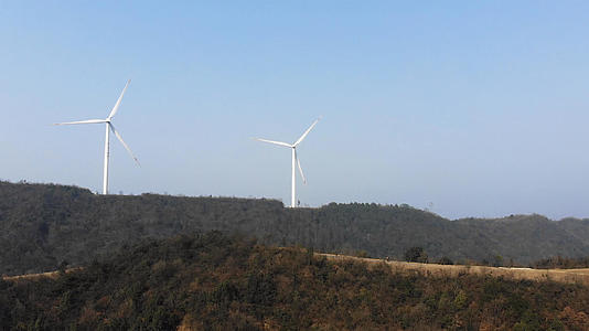 湖南长沙网红神仙岭蓝天下风力发电风车视频的预览图