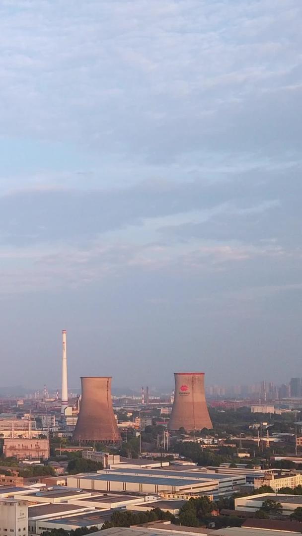 延迟摄影航拍环境环保节能清洁能源冒烟的钢铁厂巨大烟囱材料视频的预览图