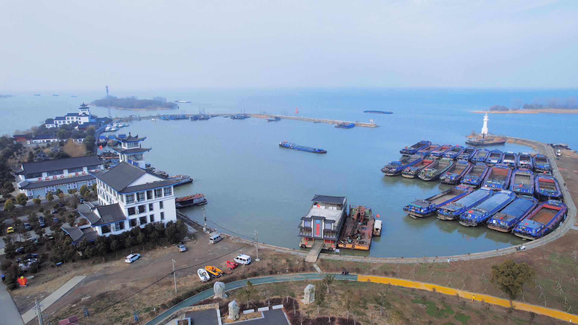 4K航拍淮安洪泽湖古堰景区船运港湾视频的预览图