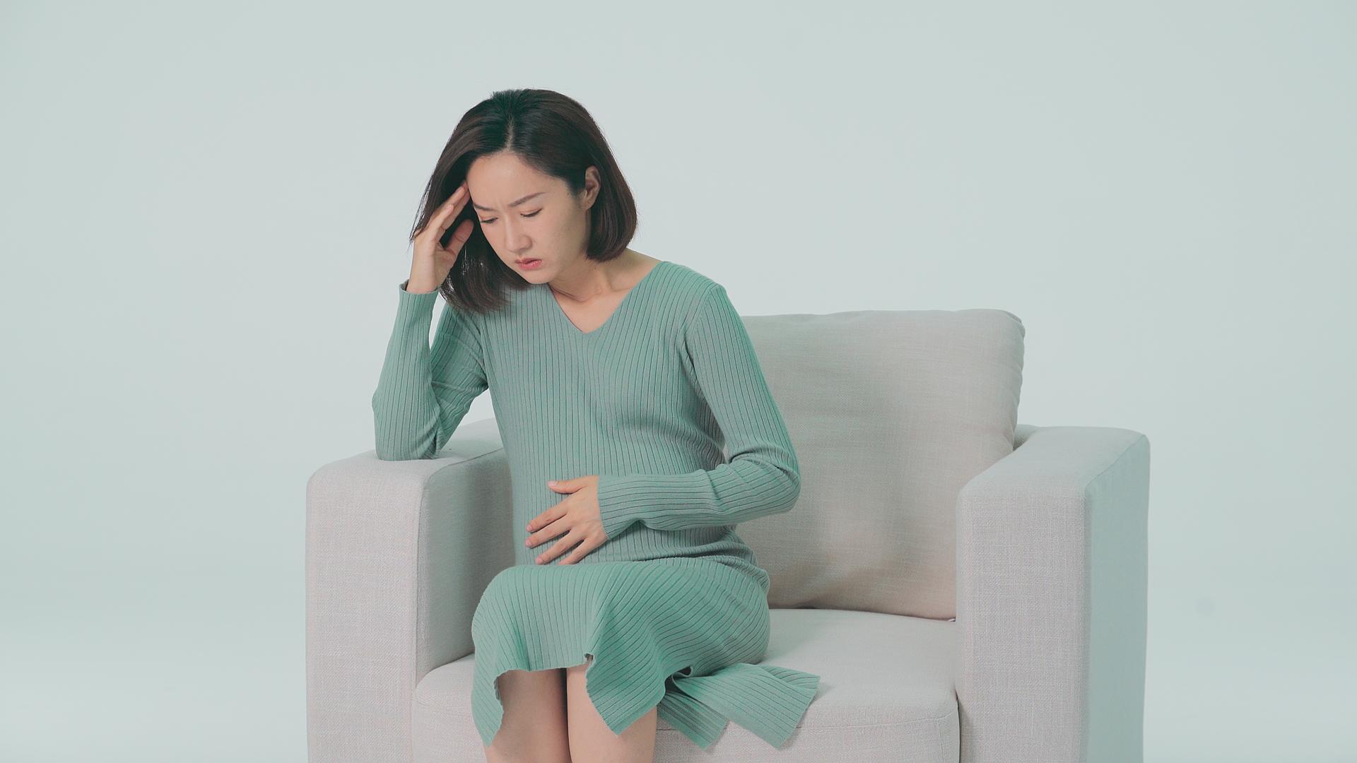4K女性高龄产妇头晕不舒服视频的预览图