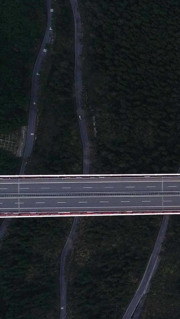 高清航拍高速矮寨特大桥俯拍视频的预览图