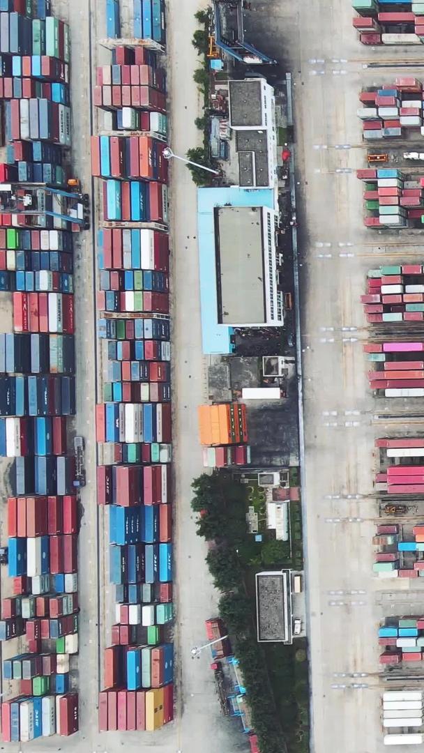 航拍城市堆满彩色集装箱工业进出口货物港口物流码头全景材料视频的预览图